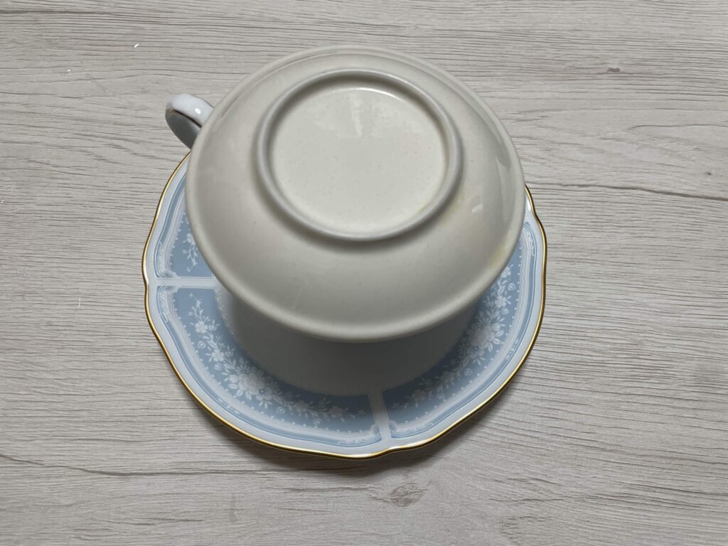 紅茶を蒸らす際にお皿でフタをしています