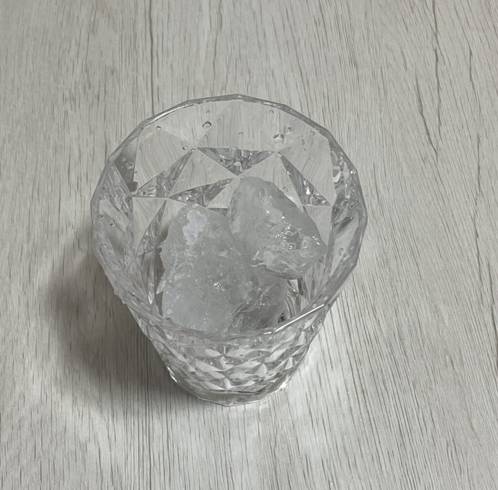 グラスの半分くらいまで氷を入れた状態です。