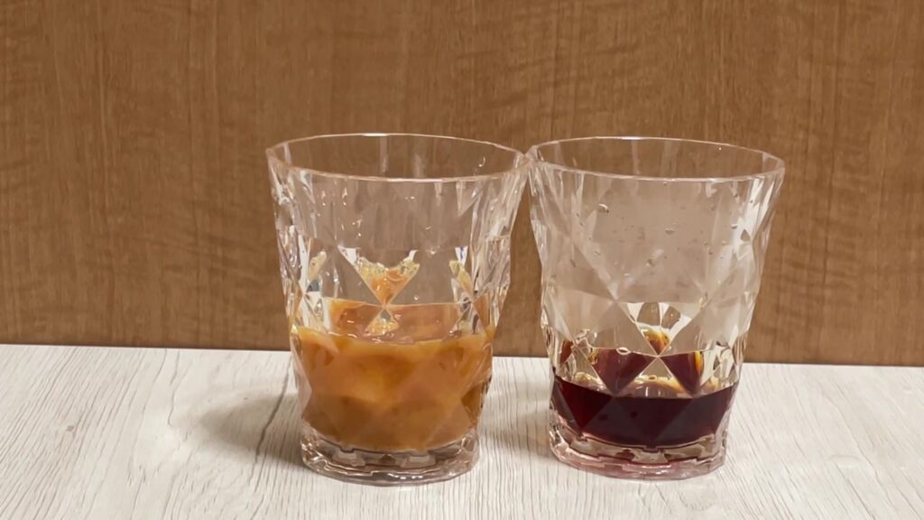 左がクリームダウンした紅茶、右が普通に注いだ紅茶
