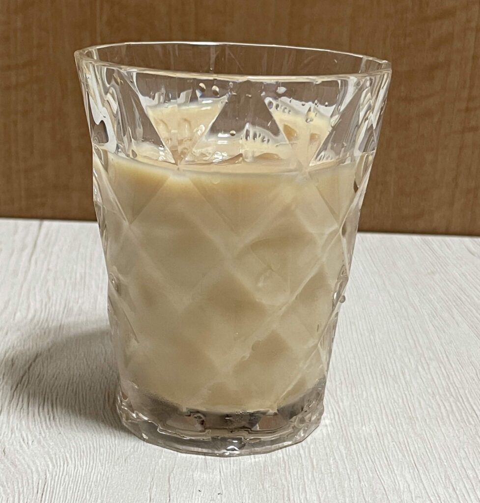 アイスティーに30mL牛乳を入れて完成