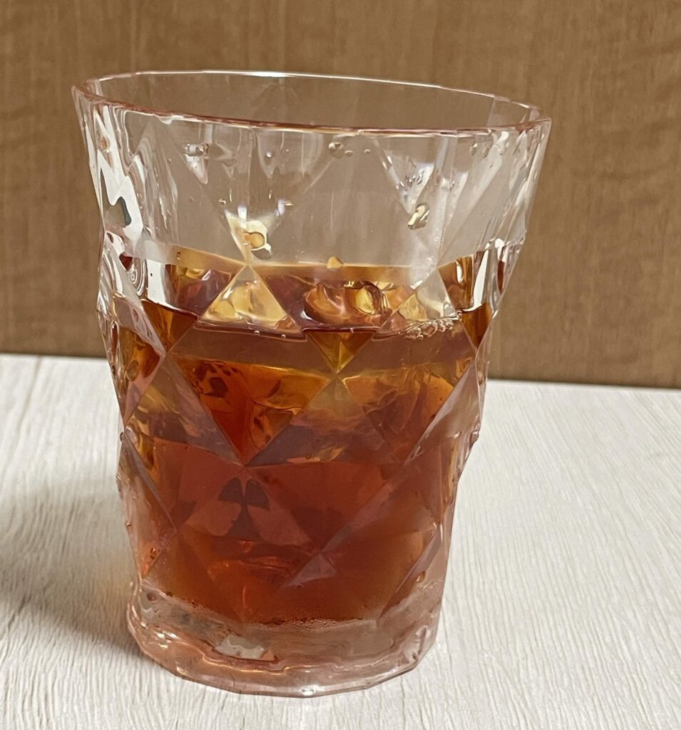 氷を半分くらい入れたコップに紅茶を入れます。
