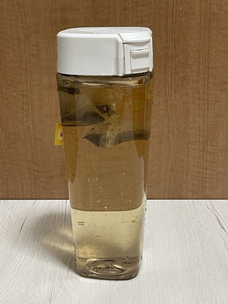 フタがロックするタイプの容器で水出し紅茶を作成しています。