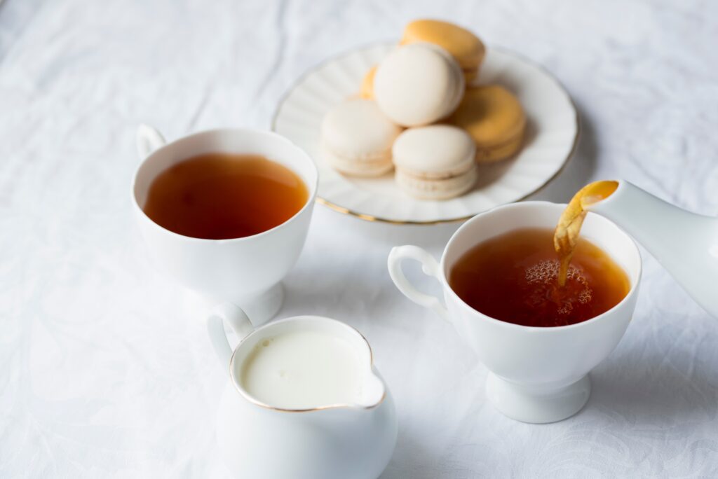 紅茶とミルクを用意してミルクティーにする様子