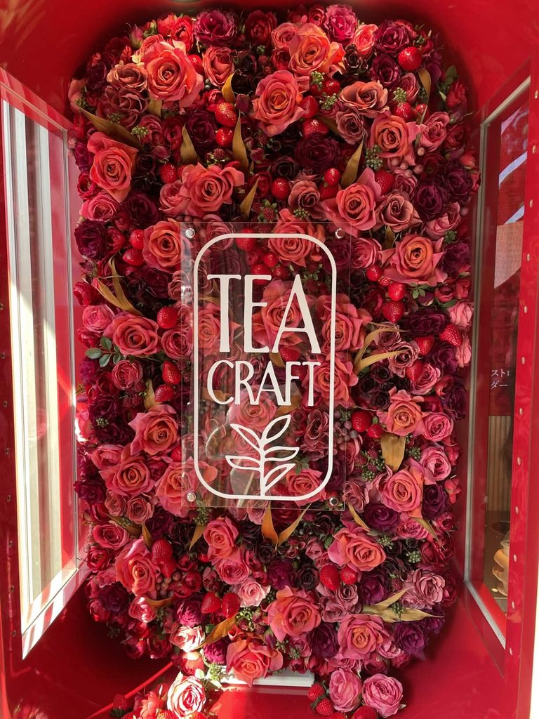 TEACRAFTのパネルがローズとストロベリーによって装飾されています。