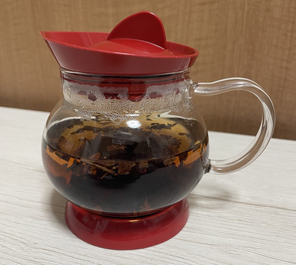 紅茶を多めの量で淹れてしまい、一回で注ぐことができなかったものです。